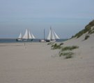 Tijdgeest und Pelikaan vor der Einfahrt auf Vlieland