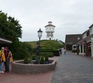 Lale Anderson unter der Laterne vor dem Wasserturm auf Langeoog